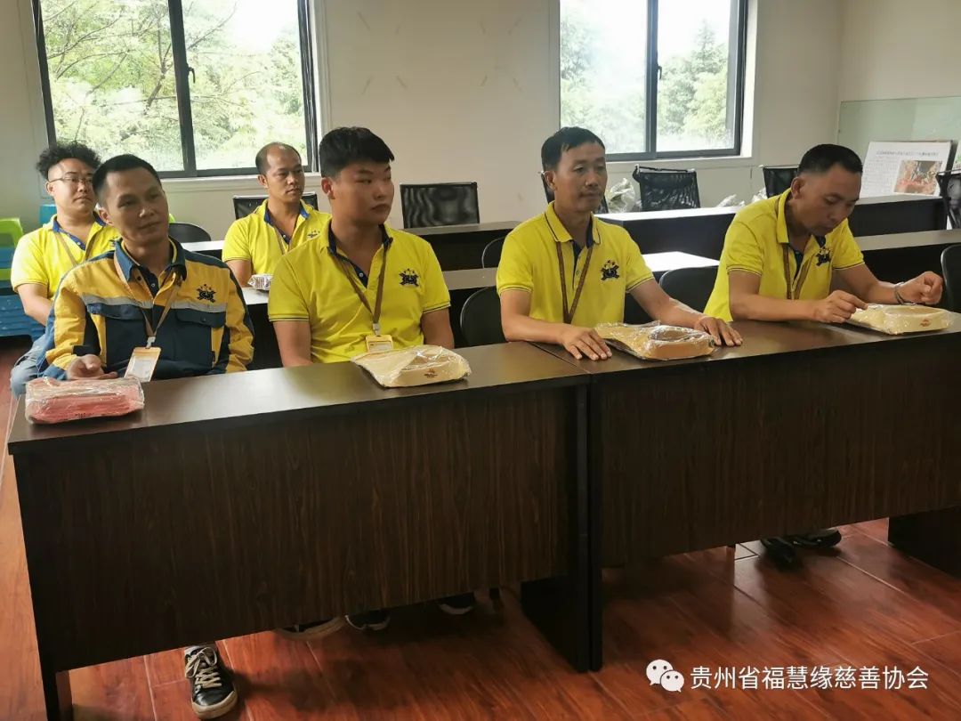 关爱工人,慈善送真情(图4) 4.jpg